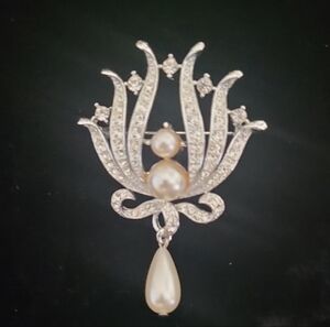 Vintage Lisner Baroque Design Brooch